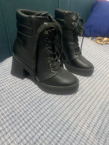 Bota de couro com cano 