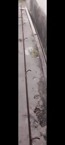 Trilho de ferro,já com chumbador. Obs: nunca usado.