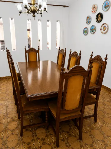 Mesa de Jantar Madeira Maciça com 8 Cadeiras - Estilo Português