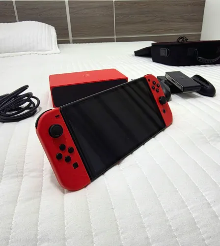 NITENDO SWITCH OLED (ED. MÁRIO) VERMELHO. NOVÍSSIMO, IMPECÁCEL, SEM MARCAS DE USO!!