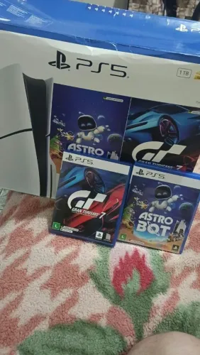 PS5 Slim, 1 terá com leitor , 2 controle. Aceito trocas