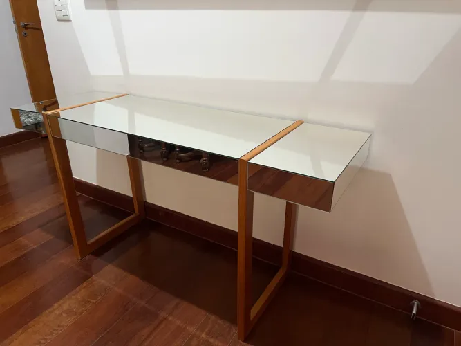 Aparador/Rack espelhado de design moderno e elegante.