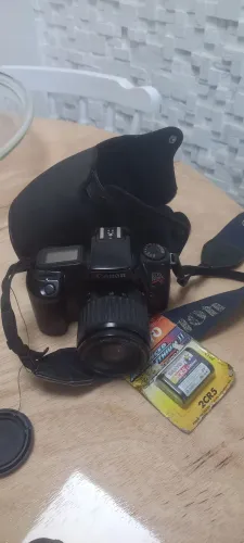 Máquina fotográfica reliquia cânon funcionando para colecionador
