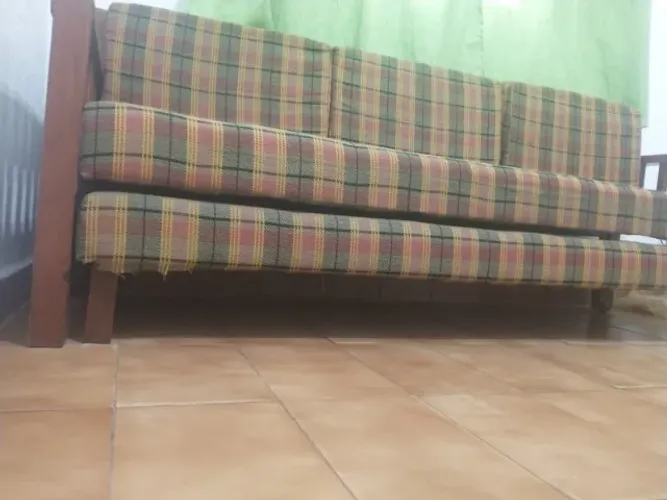 sofá-cama de madeira com estofado xadrez