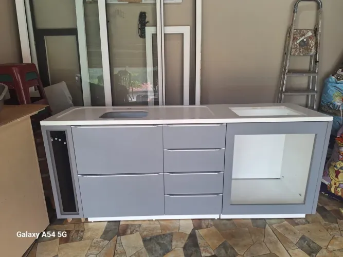 Móvel de cozinha em mdf com quartzo branco