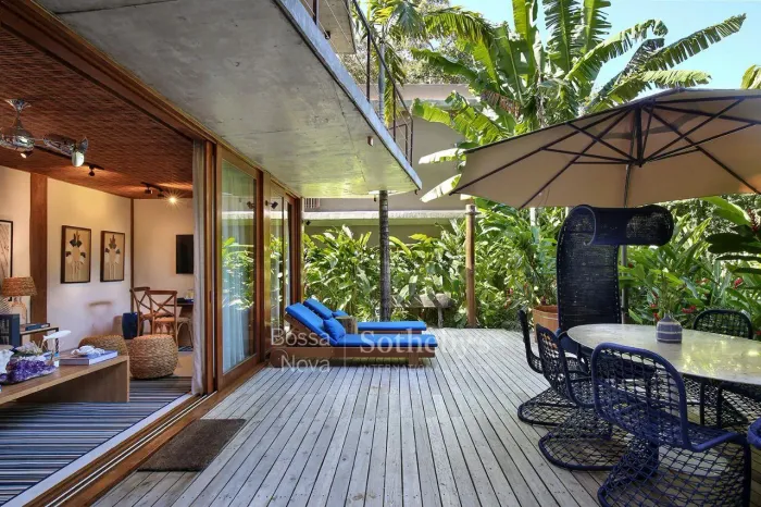 Casa com deck, piscina e ofurô integrados à natureza