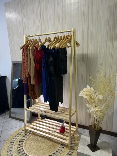 Arara de roupas em madeira