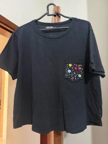 Camiseta Preta com Bolso Bordado