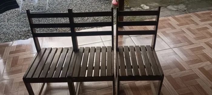 Cadeiras em madeira de lei