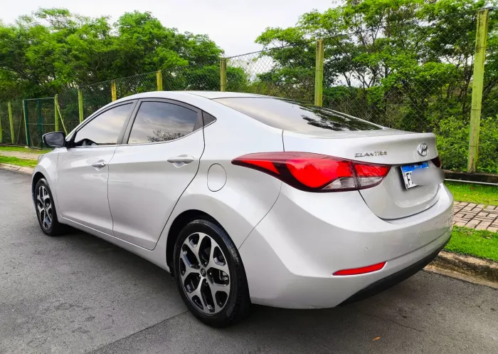 Hyundai Elantra GLS 2.0 16V Flex Aut. 2016