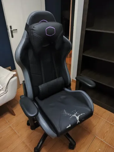 Cadeira gamer preta com detalhes em lilás Cooler Master