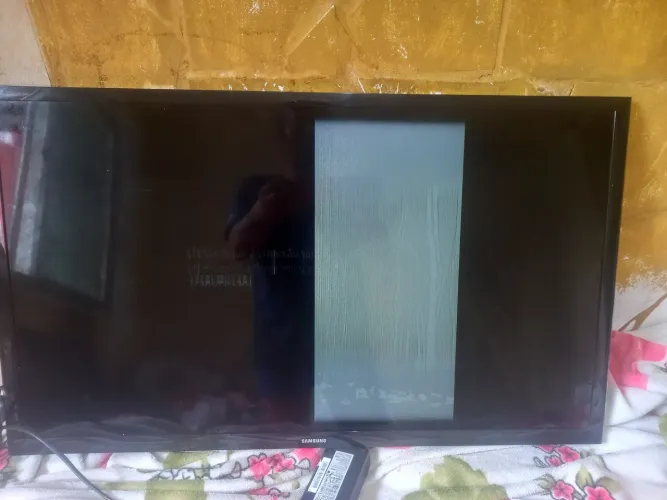Tv.com uma faixa no meio