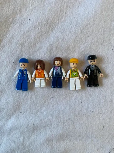 Bonecos lego e peças diversas