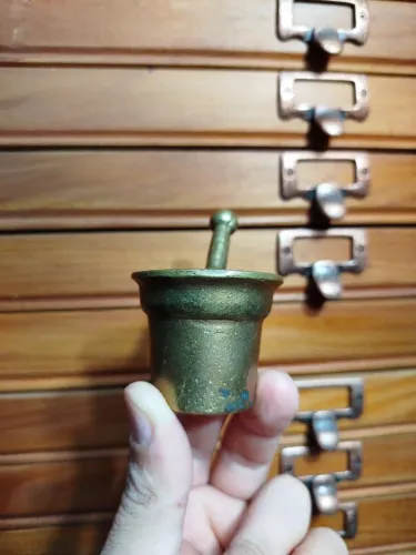 Antigo pilão/almofariz de metal dourado, 4cm altura