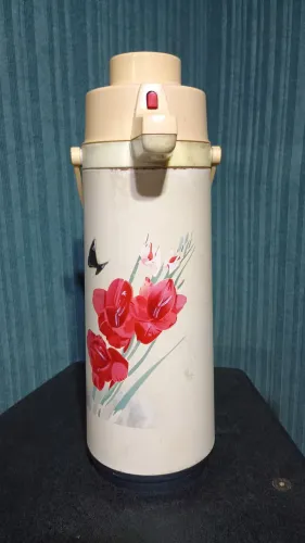 Esta é uma garrafa térmica vintage decorada da marca Tiger.