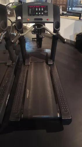 ESTEIRA LIFE FITNESS