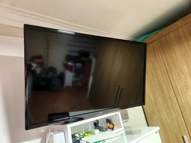Televisão LG 39LN5700, com controle remoto original, funcionando perfeitamente