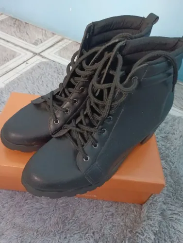Bota semi nova de auto estilo combinação com diversas roupas