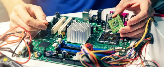Faço manutenção de computadores, formatação de computadores, trabalho como T.I etc