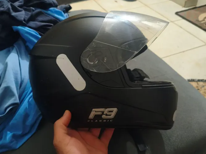 Capacete F9 EM BOAS CONDIÇÕES