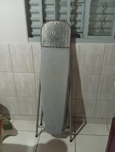 Tabua de passar roupa com pés de ferro