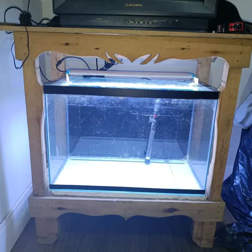 Vende-se mesa, aquário e uma luminária