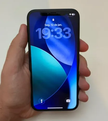 iPhone 12 de 64GB com 73% de saúde de bateria. 