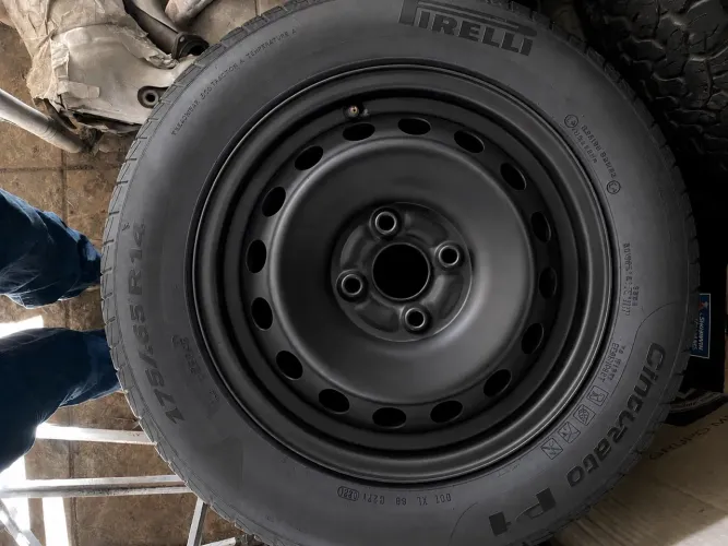 Jogo de roda Toyota Etios 4x100 com pneus Pirelli