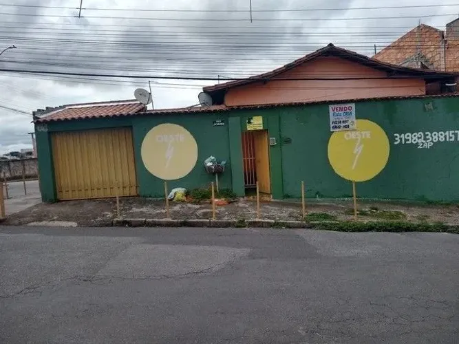 Vendo casa 3 quartos ou troco por AP uma rua faz a divisa com Bh