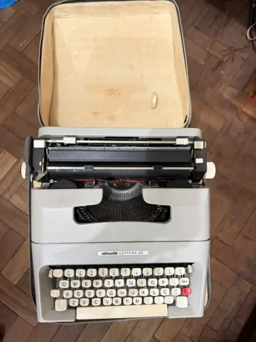 Máquina de escrever Olivetti Lettera 35