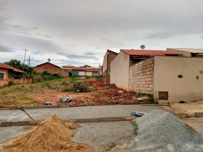 lotes planos 1de fundo pro outro 600metros pronto pra construção$240,ooo os dois, alugo