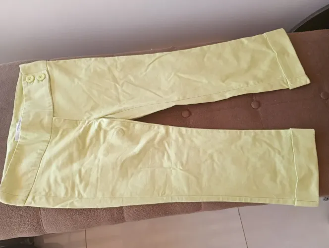 Calça Capri da ZARA. Veste 34/36. Verde e linda