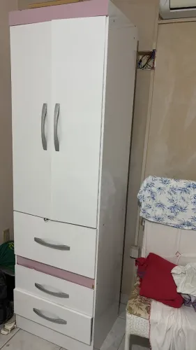 Guarda roupa duas portas três gavetas