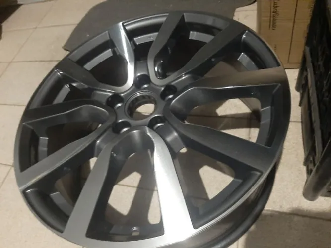 Roda aro 18 esportiva raiada diamantada com grafite Passat 5x112 