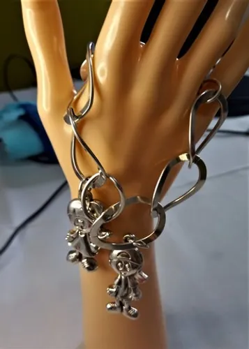 Pulseira de prata com 2 pingentes (menino/menina)