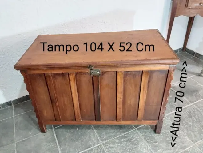 Bau Antigo e Clássico em Madeira maciça medindo 104 comp. X 52 Larg x Altura 70 cm