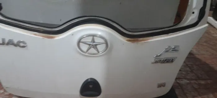 Tampa da mala do jac j2 2012.