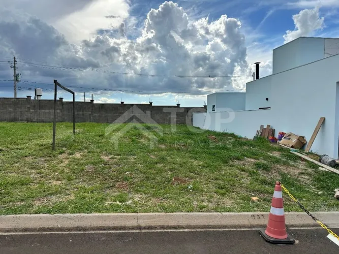 EXCELENTE LOTE A VENDA NO CONDOMINIO VILLENEUVE I, LOCALIZADO BEM PRÓXIMO A PORTARIA E AO