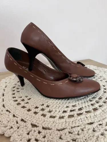 Sapatos marrom com detalhe de flor