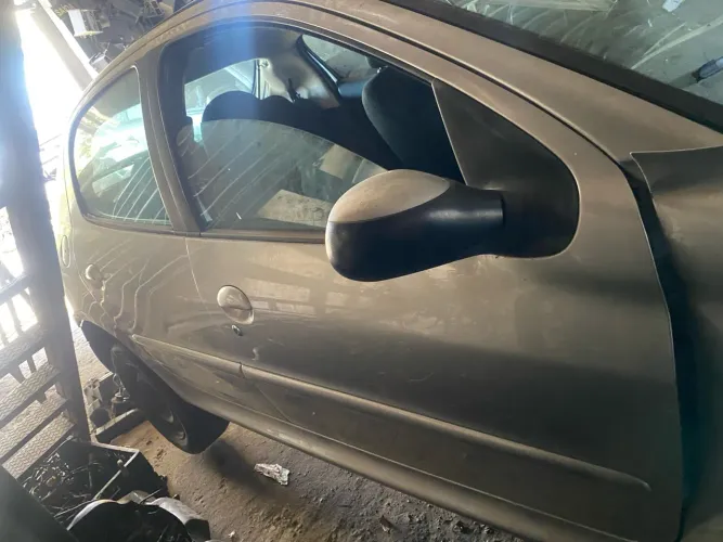 Peugeot 207/2011, porta dinanteira direita.