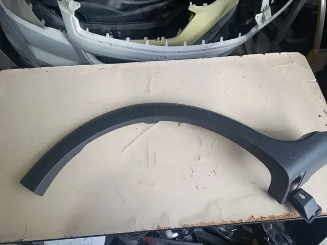 Moldura paralama Sandero traseira esquerda