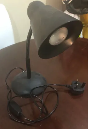 Luminária de mesa preta