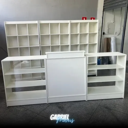Balcão caixa c/ vitrine lateral + Colmeia 15 nichos MDF Kit