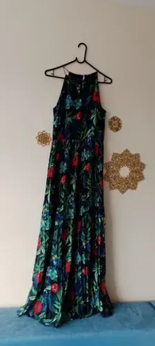 Vestido longo em crepe, saia plissada, decote frente unica , estampado. NOVO