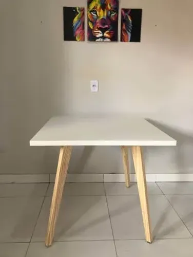 Mesa de jantar branca com pés de madeira