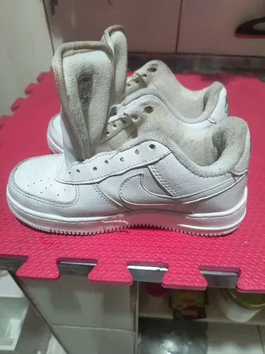 Tênis tamanho 35, com cadarço masculino ou feminino 