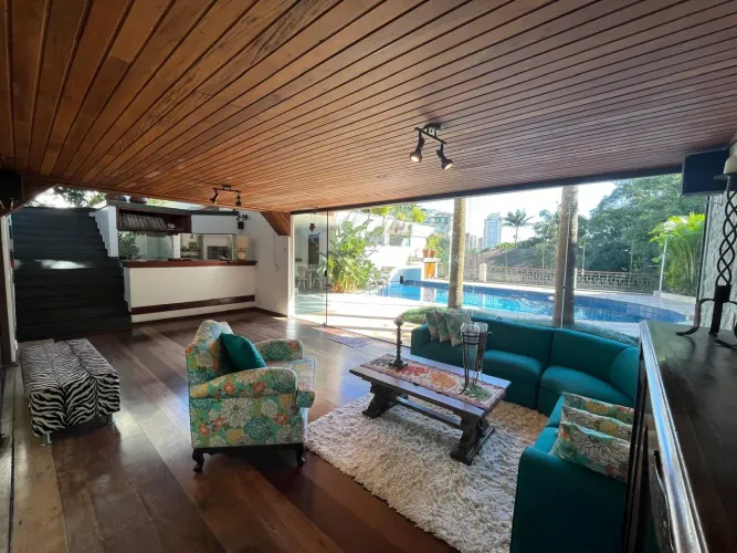 Casa de condomínio a venda possui 700 metros quadrados com 4 quartos e piscina