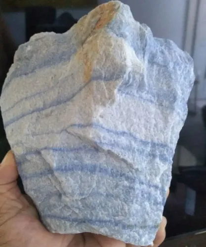 Quartzo azul da Bahia com quase 2kg e 17,5cm