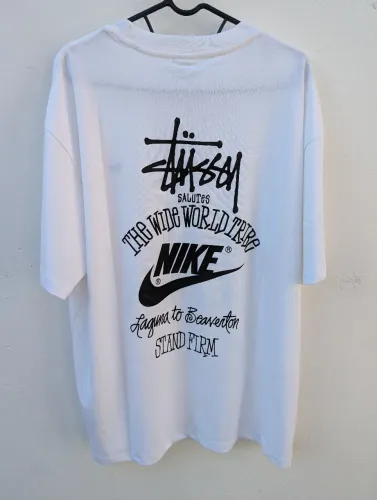 Camiseta Stussy Nike Wide World Trip