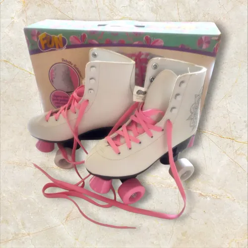 Patins na Caixa NOVO (Nunca foi Usado) Clássico Feminino 4 Rodas Branco 35/36 da Fun 